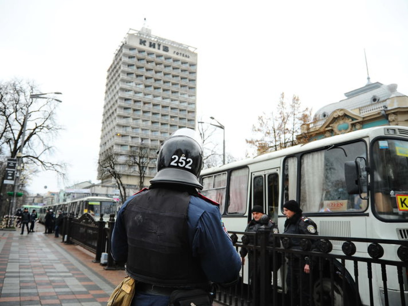 Митинг Партии регионов охраняет милиция, 5 декабря 2013г.