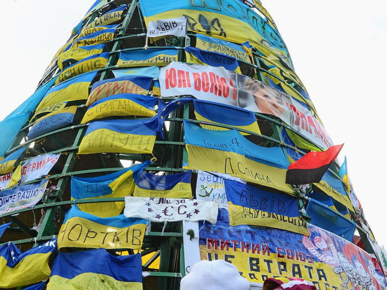 На Майдане появились листовки с именами судей, осудивших митингующих, 5 декабря 2013г.