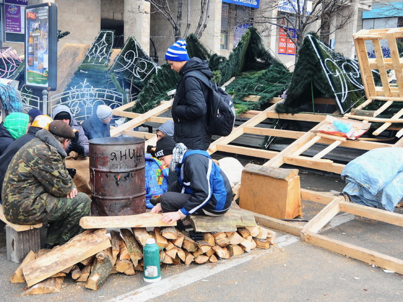 На Майдане появились листовки с именами судей, осудивших митингующих, 5 декабря 2013г.