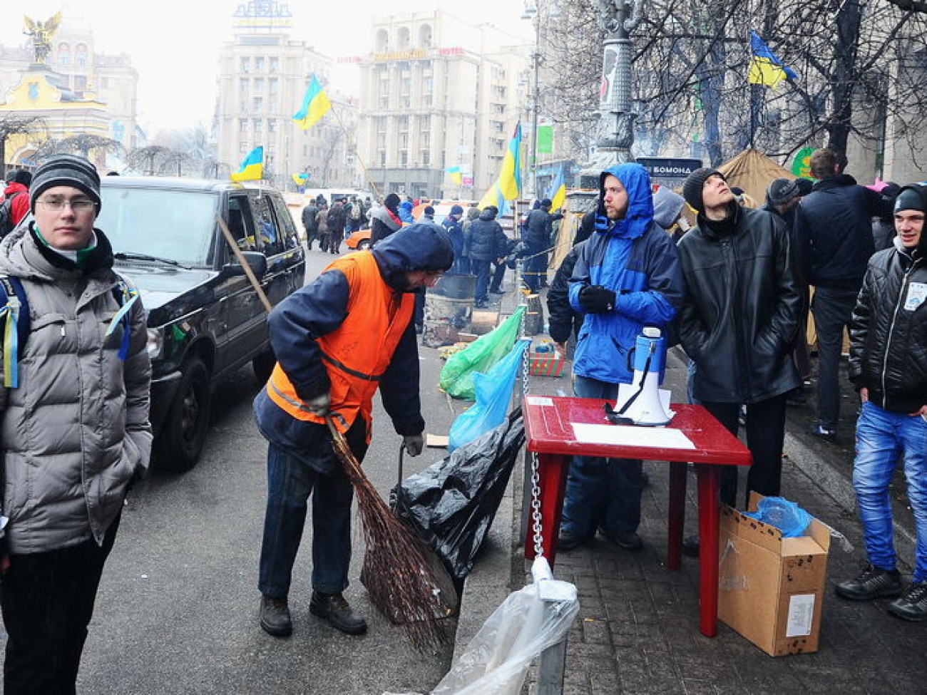 На Майдане появились листовки с именами судей, осудивших митингующих, 5 декабря 2013г.