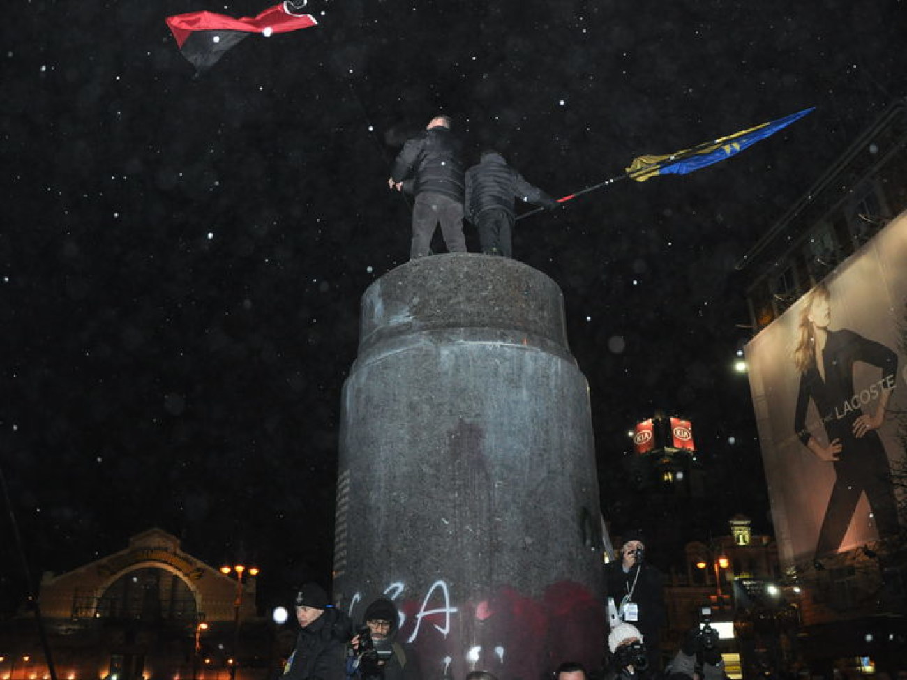 В Киеве снесли памятник Ленину, 8 декабря 2013г.