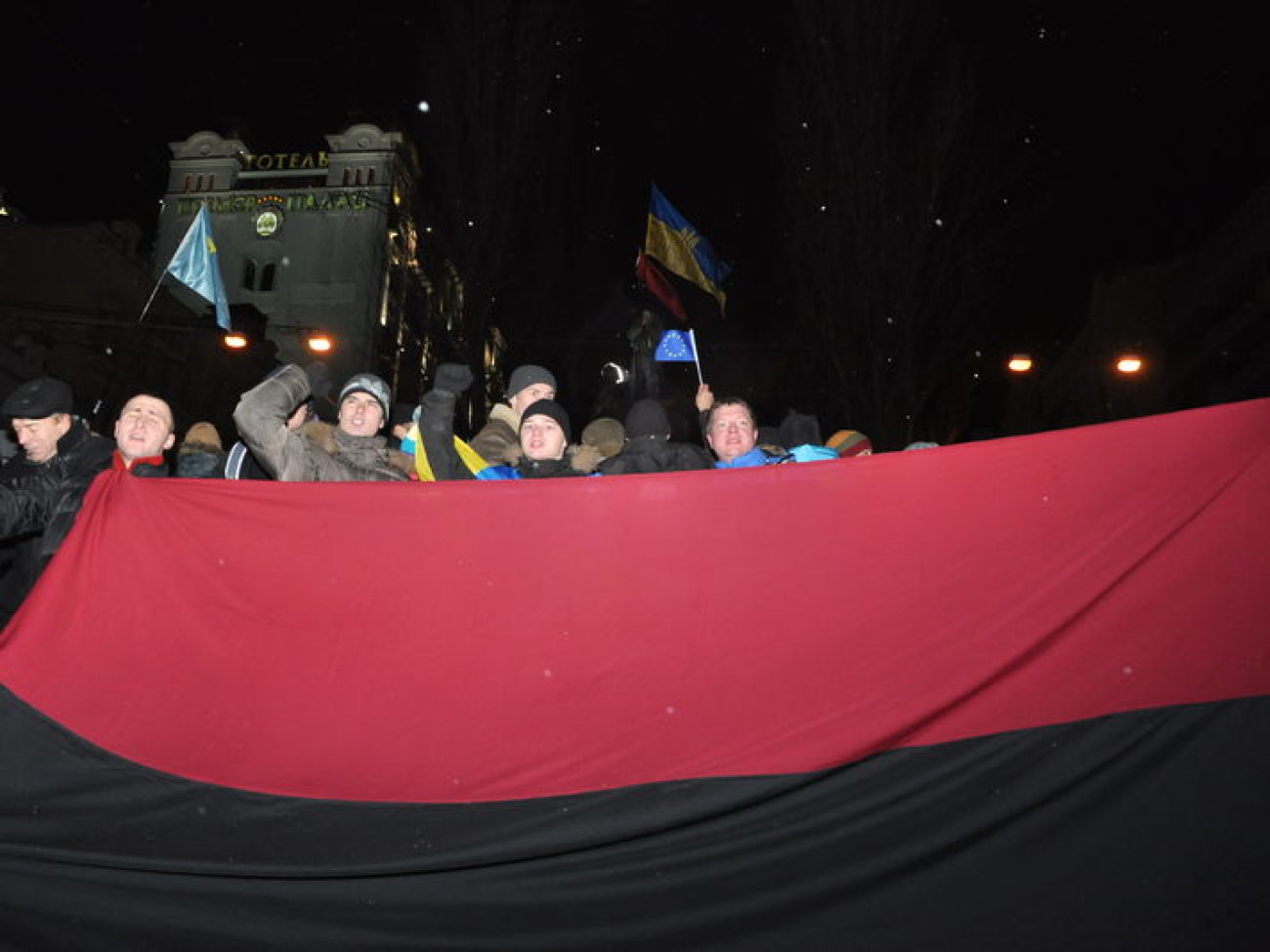 В Киеве снесли памятник Ленину, 8 декабря 2013г.