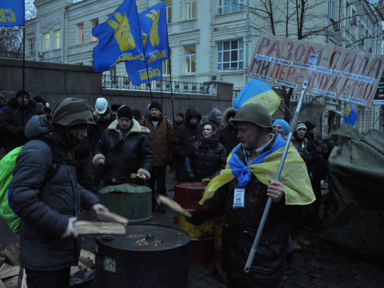 Евромайдановцы устанавливают палатки возле зданий власти, 8 декабря 2013г.