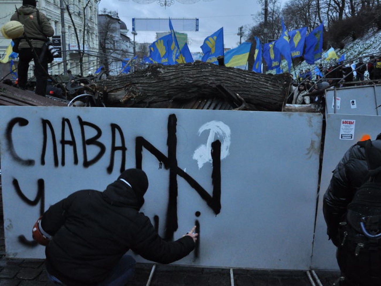 Евромайдановцы устанавливают палатки возле зданий власти, 8 декабря 2013г.