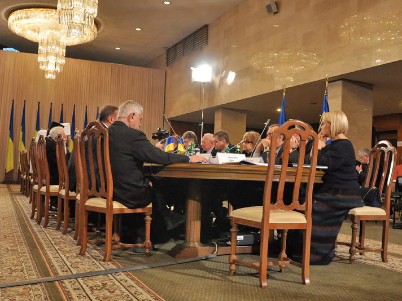 Лидеры государства и оппозиция сели за круглый стол, 13 декабря 2013г.
