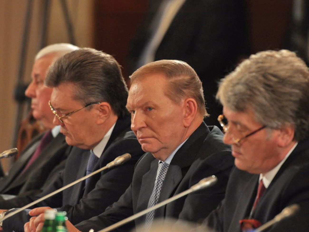Лидеры государства и оппозиция сели за круглый стол, 13 декабря 2013г.