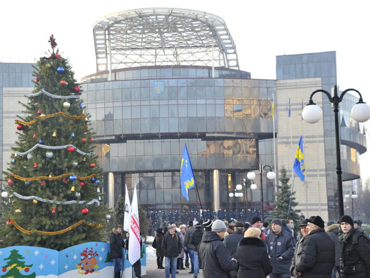 Киевсовет так и не собрался: оппозиционеры выломали дверь, 24 декабря 2013г.