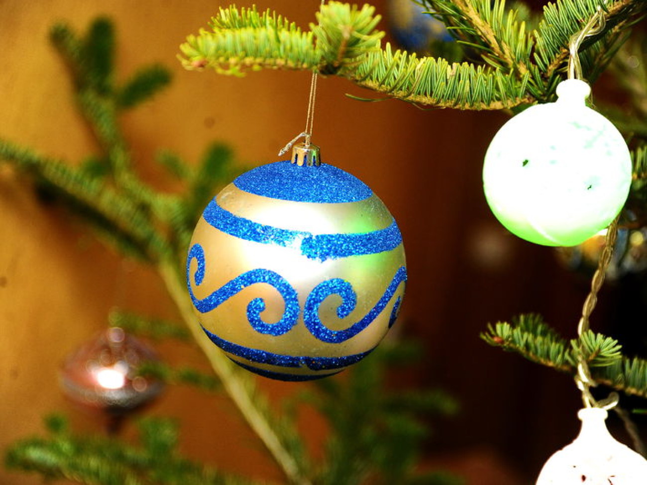 Что одеть новогодней елке&#8230; в моде синее&#8230;