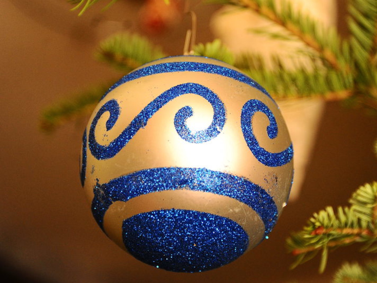 Что одеть новогодней елке&#8230; в моде синее&#8230;