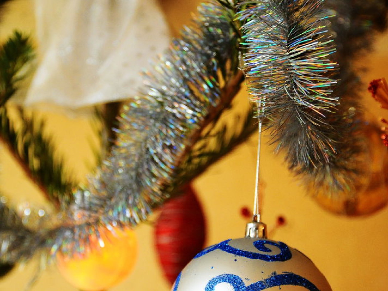 Что одеть новогодней елке&#8230; в моде синее&#8230;