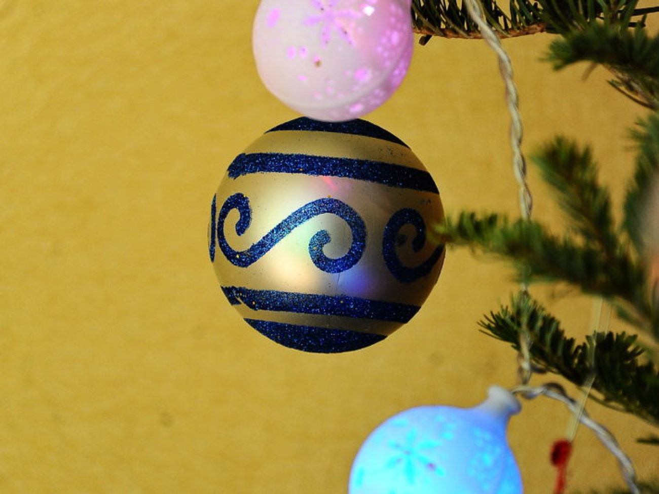 Что одеть новогодней елке&#8230; в моде синее&#8230;