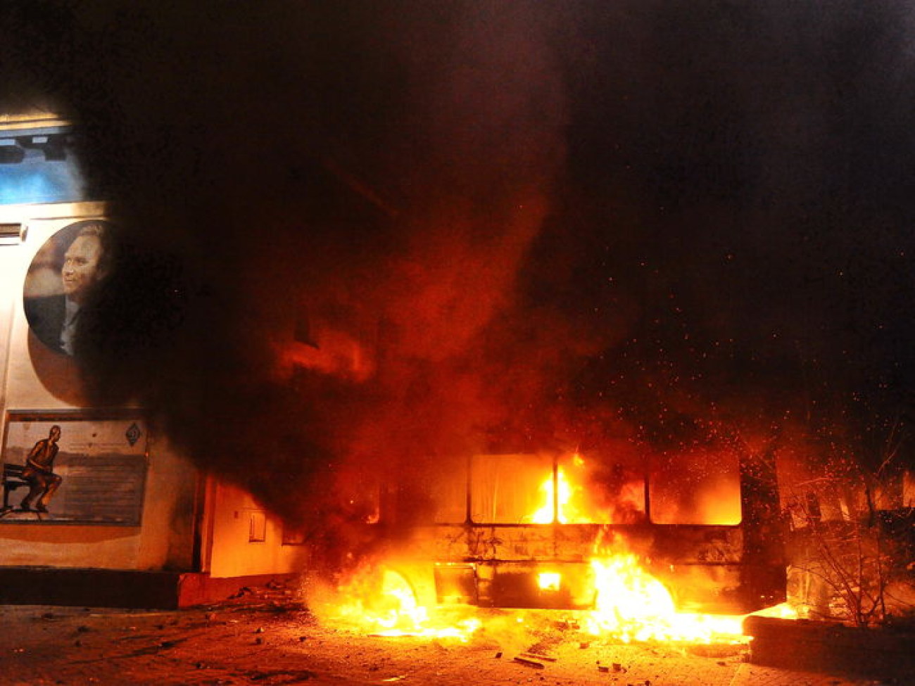 Митингующие штурмовали правительственный квартал, есть пострадавшие, 19 января 2014г.