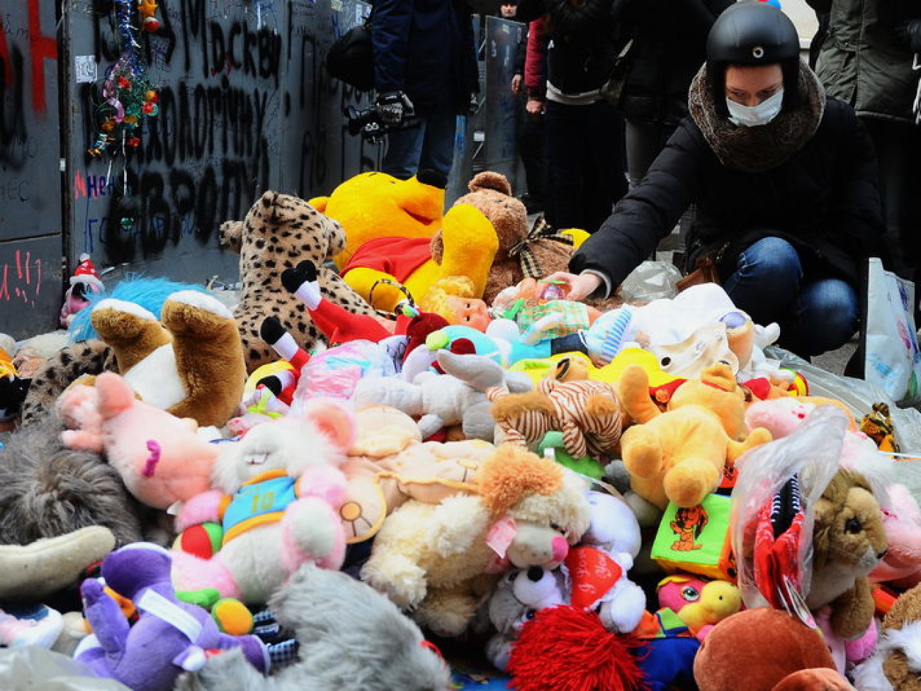 Под Администрацию Президента украинцы принесли мягкие игрушки, 19 января 2014г.