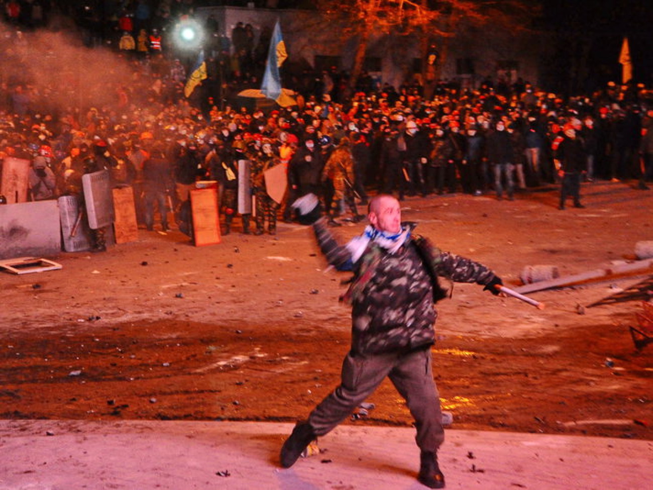 Митингующие штурмовали правительственный квартал, есть пострадавшие, 19 января 2014г.