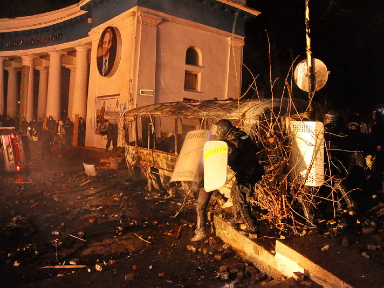 Столкновения на Грушевского длились всю ночь, 19 января 2014г.