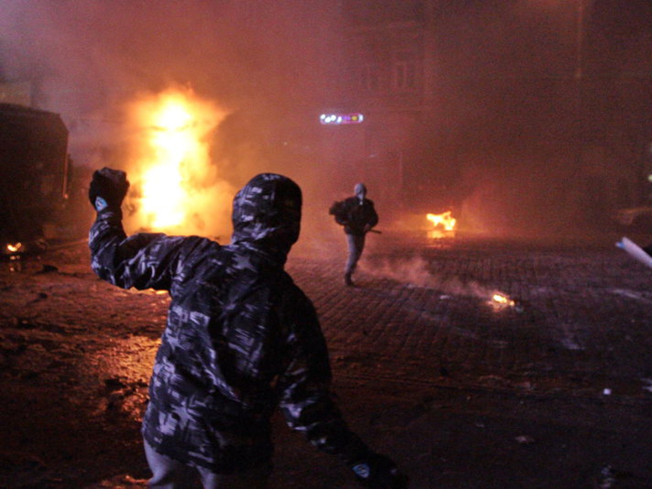 Столкновения на Грушевского длились всю ночь, 19 января 2014г.