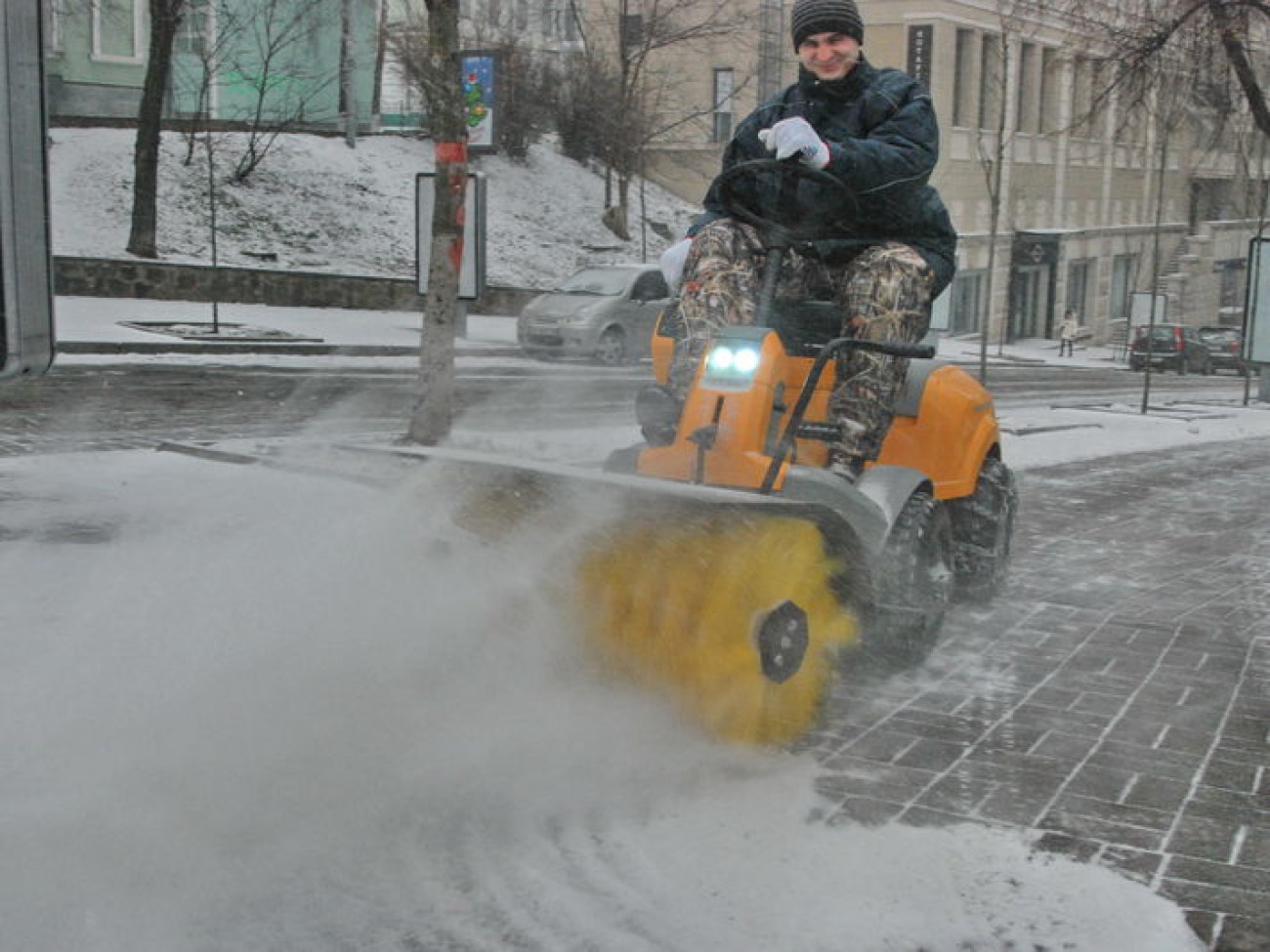 Снег в Киеве убирают так..