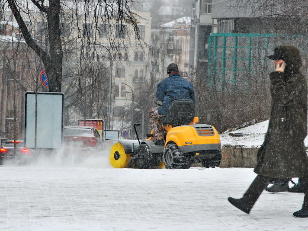Снег в Киеве убирают так..