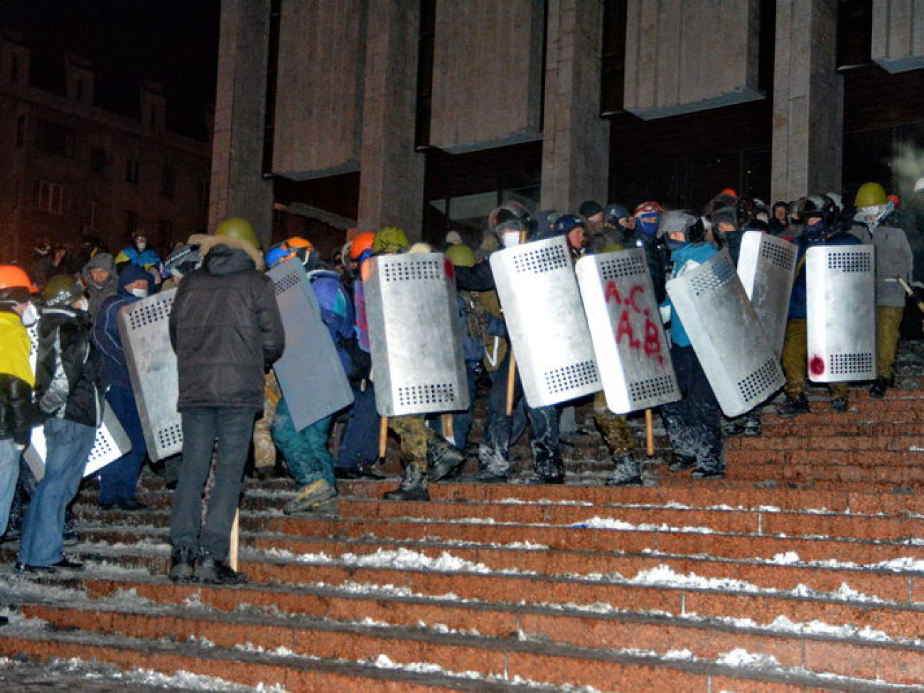 Ночью активисты Майдана взяли Украинский дом, 26 января 2014г.