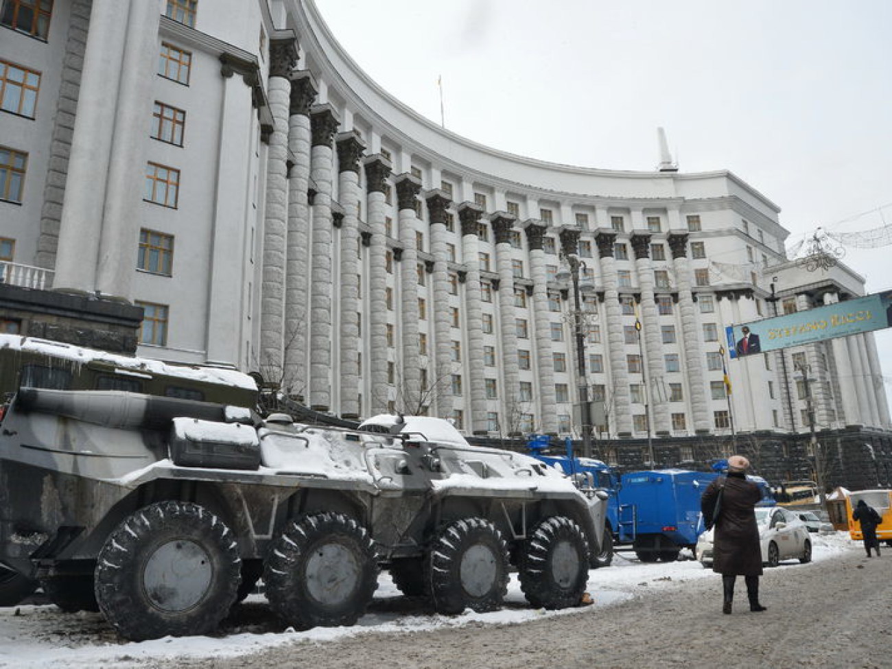 Арбузов принимал Кабмин под БТРы и водометы, 29 января 2014г.