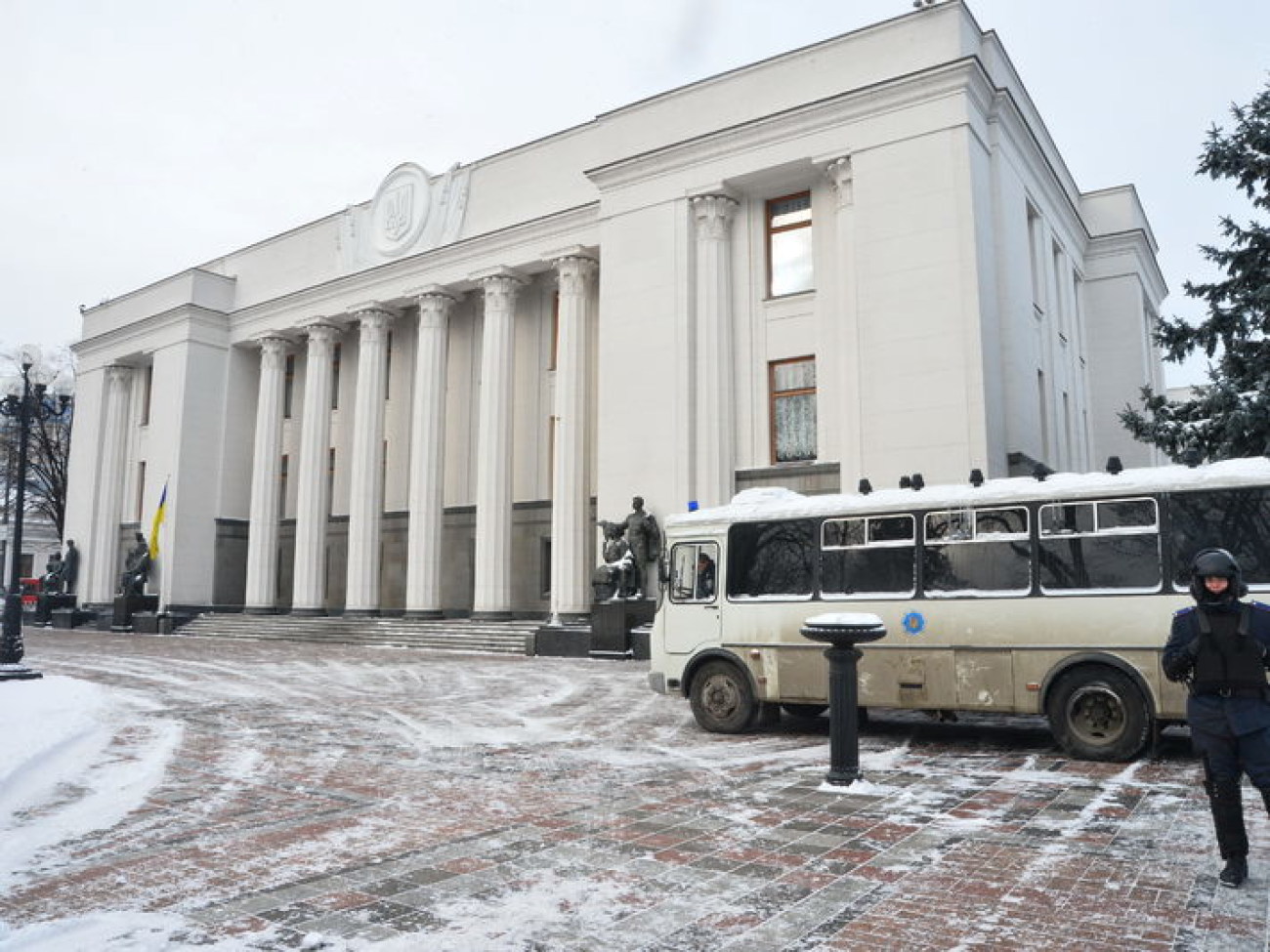 Арбузов принимал Кабмин под БТРы и водометы, 29 января 2014г.