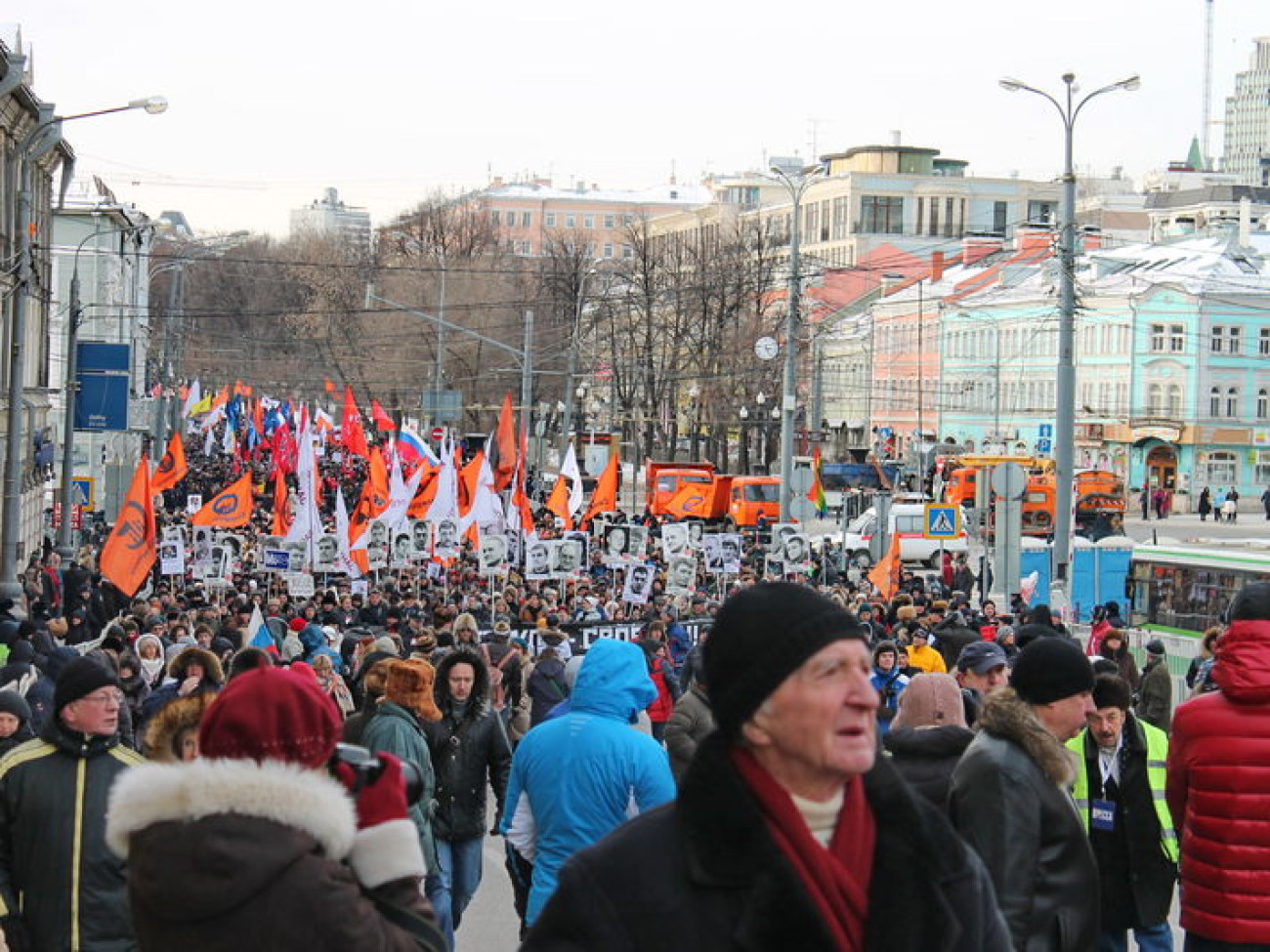 Российская оппозиция прошлась по Москве с флагами Украины