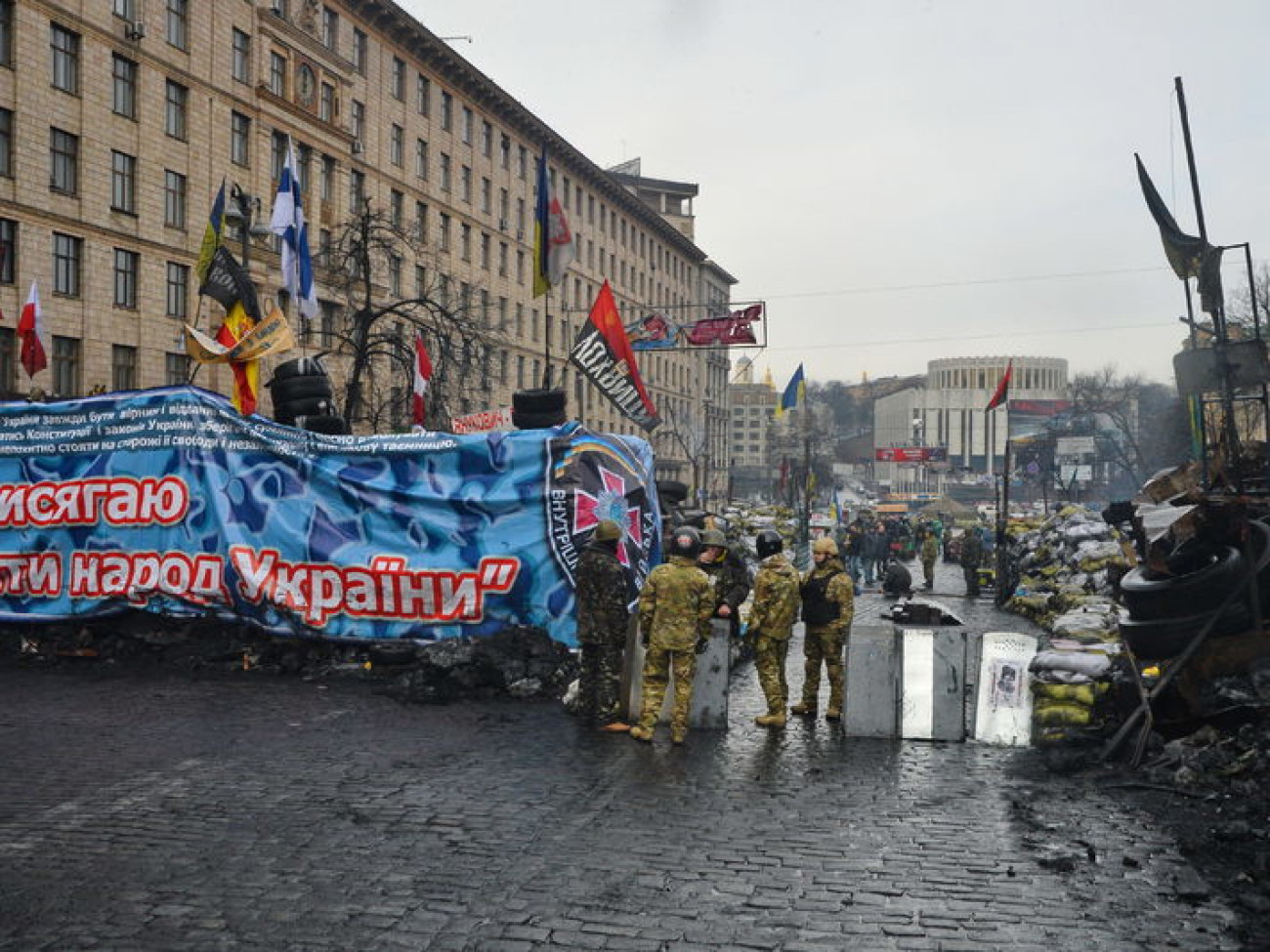 На Грушевского начали пропускать пешеходов, 17 февраля 2014г.