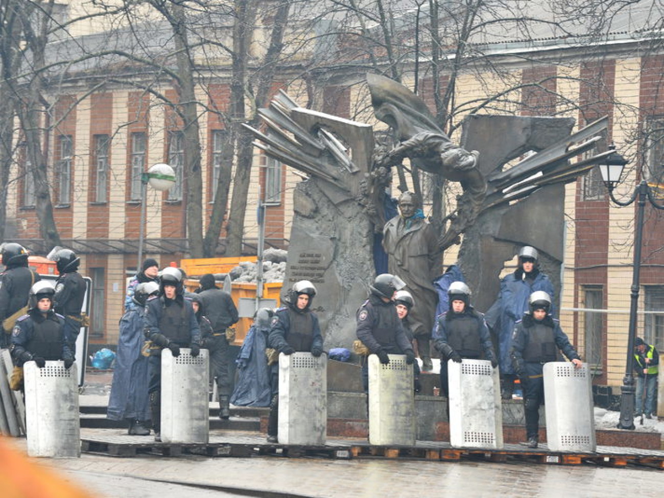 На Грушевского начали пропускать пешеходов, 17 февраля 2014г.