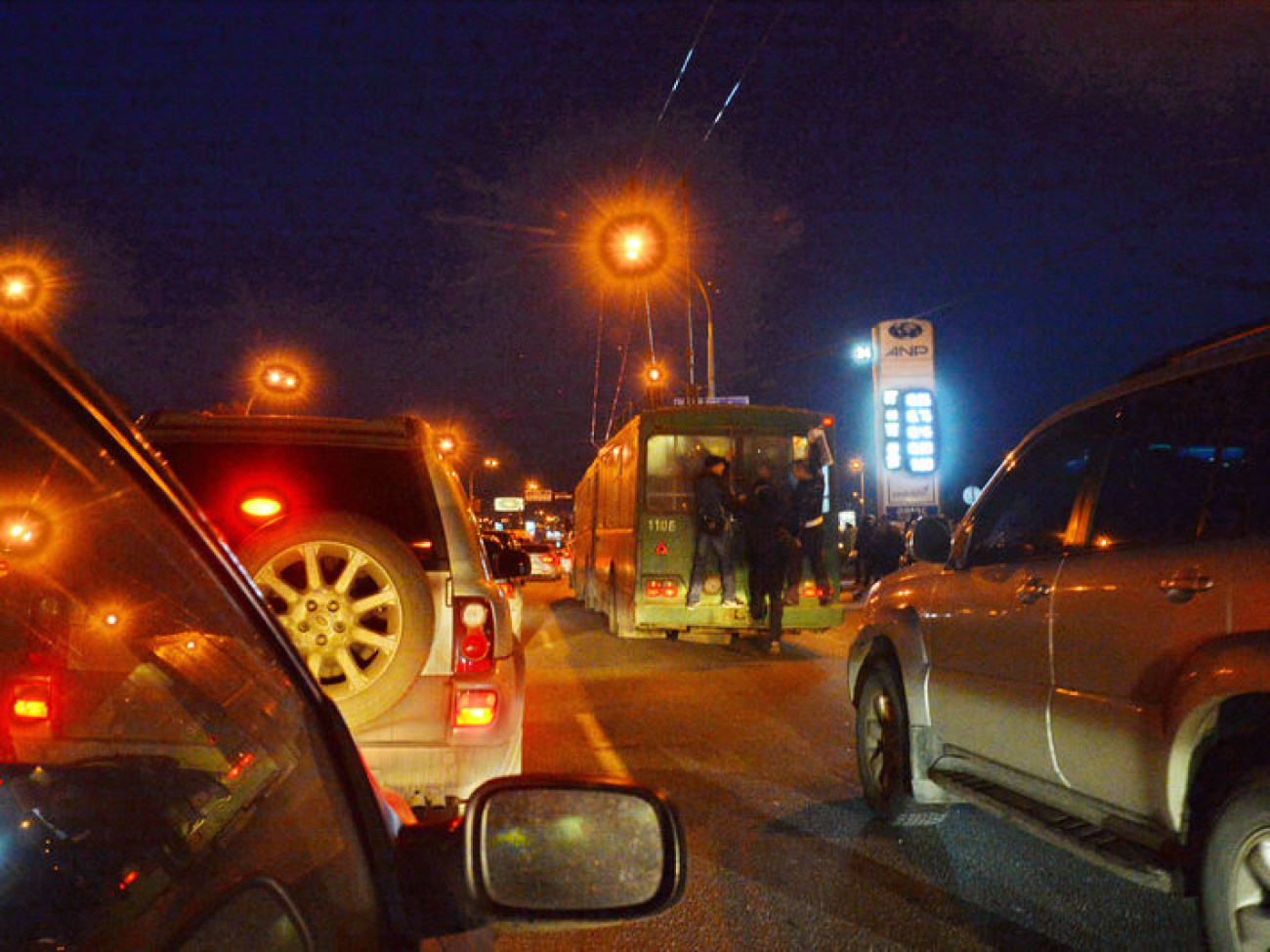 Транспортный коллапс в Киеве: кто пешком, кто почти верхом на троллейбусе, 18 февраля 2014г.
