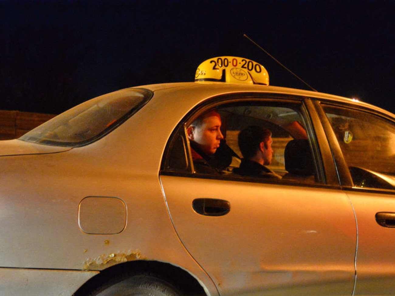Транспортный коллапс в Киеве: кто пешком, кто почти верхом на троллейбусе, 18 февраля 2014г.