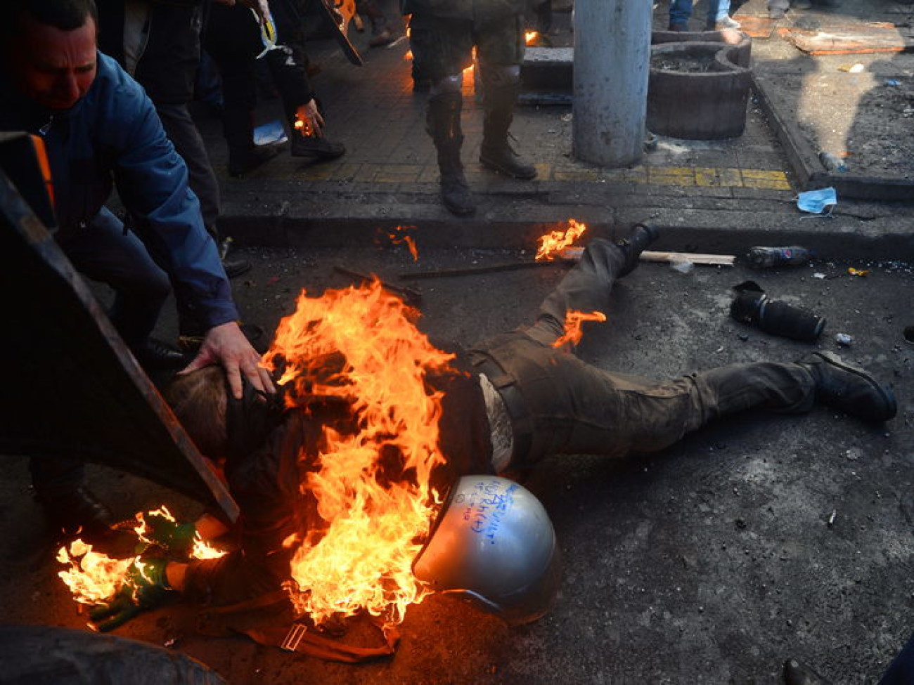 Протестующий поджег себя, бросая коктейль Молотова в &#171;Беркут&#187;