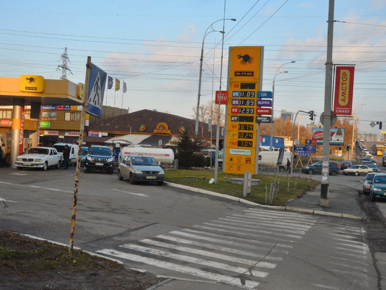 В Киеве на заправках и возле банкоматов большие очереди, 20 февраля 2014г.