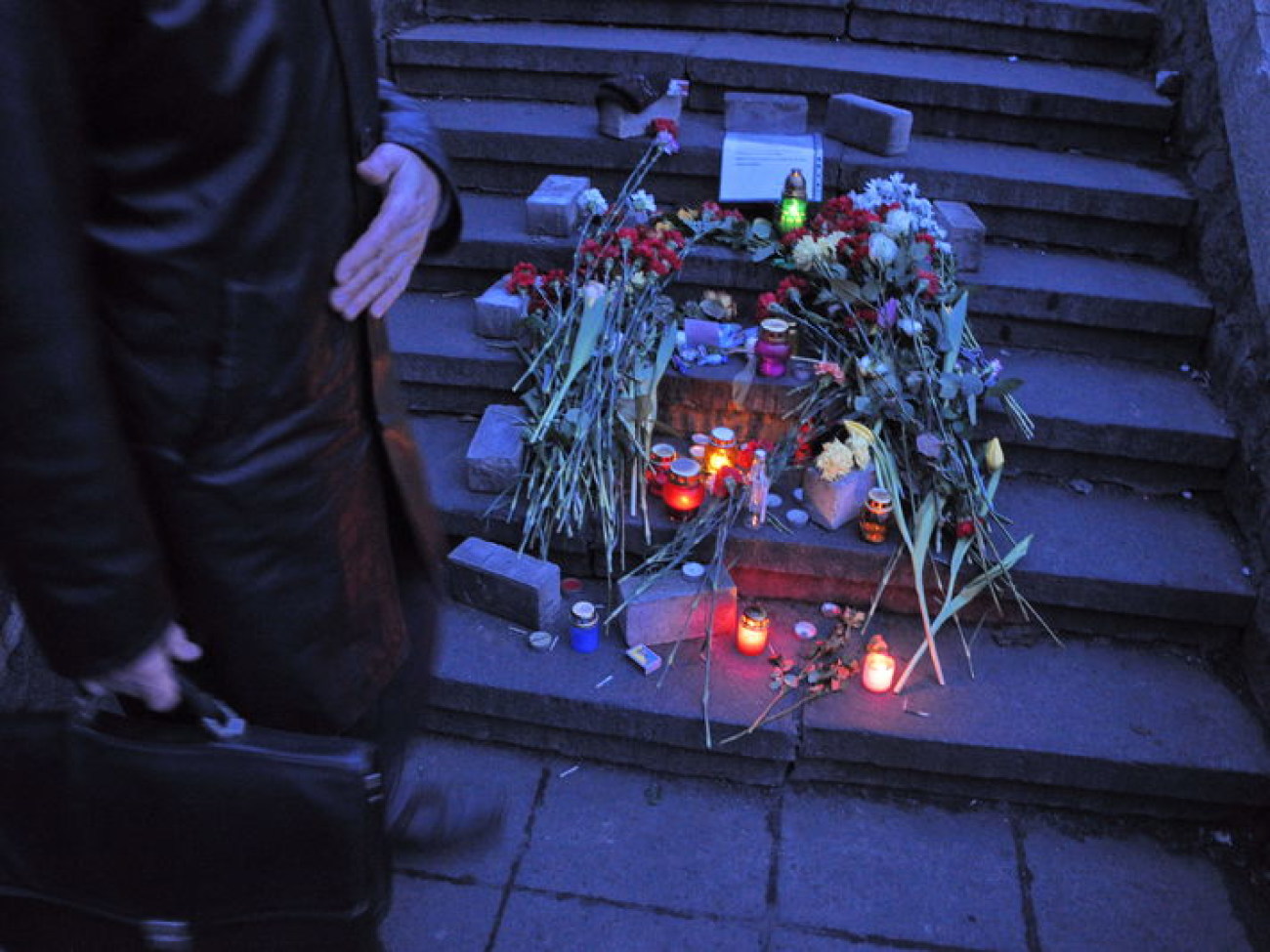 На Майдан продолжают нести цветы&#8230;