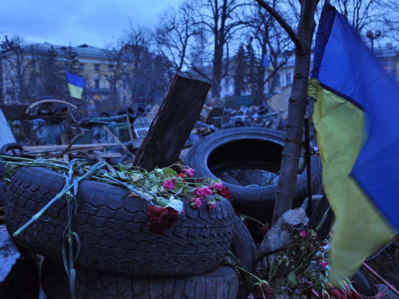На Майдан продолжают нести цветы&#8230;