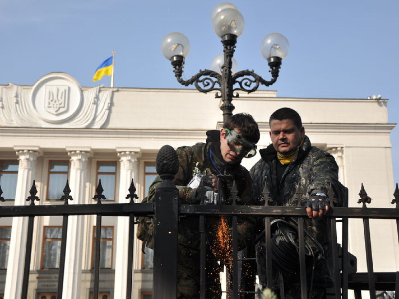 Возле Верховной Рады демонтировали забор, 26 февраля 2014г.