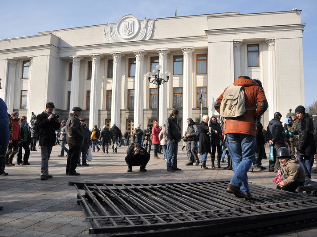 Возле Верховной Рады демонтировали забор, 26 февраля 2014г.