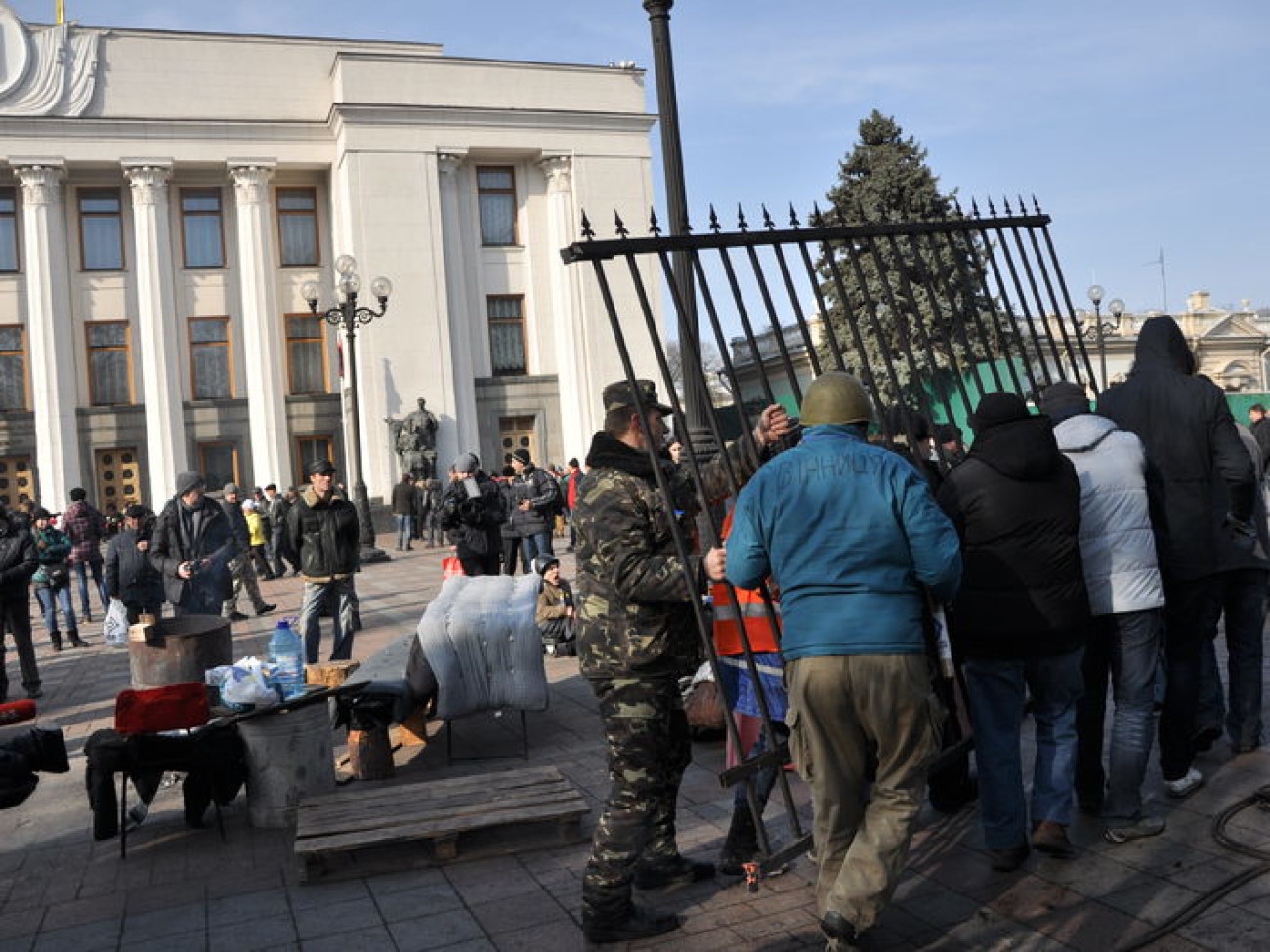 Возле Верховной Рады демонтировали забор, 26 февраля 2014г.