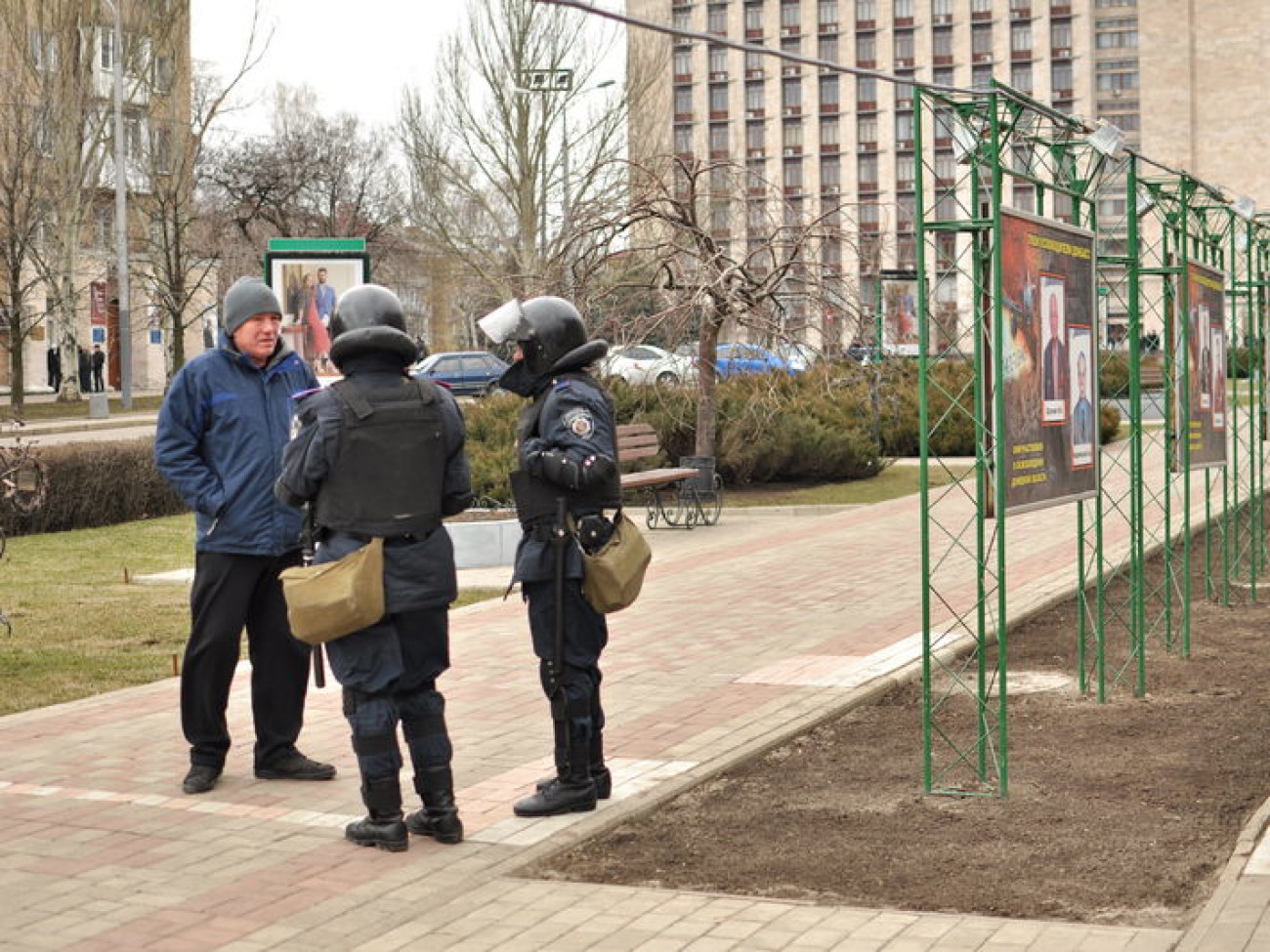 Донецкий облсовет охраняет милиция, 9 марта 2014г.