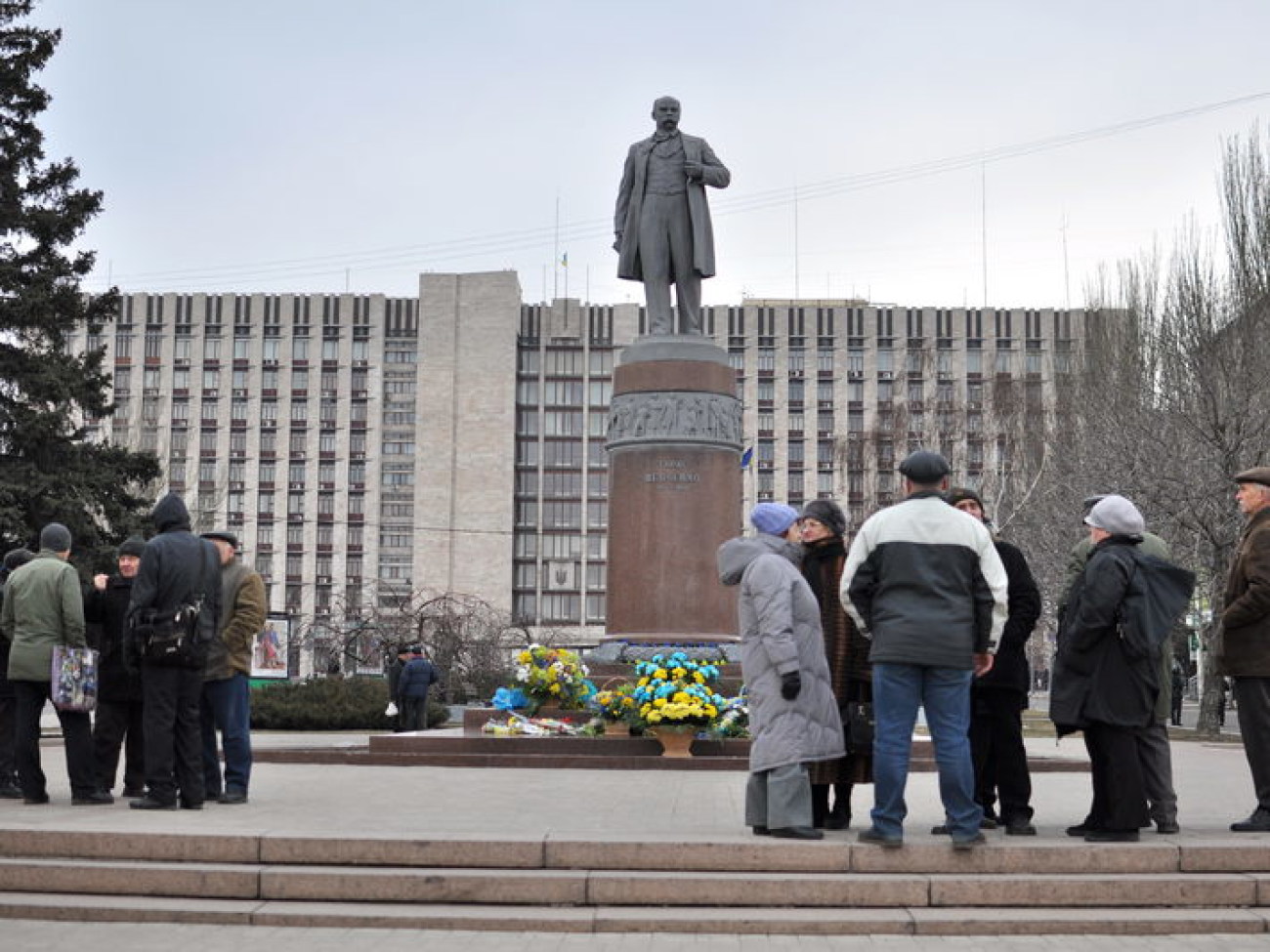 Донецкий облсовет охраняет милиция, 9 марта 2014г.