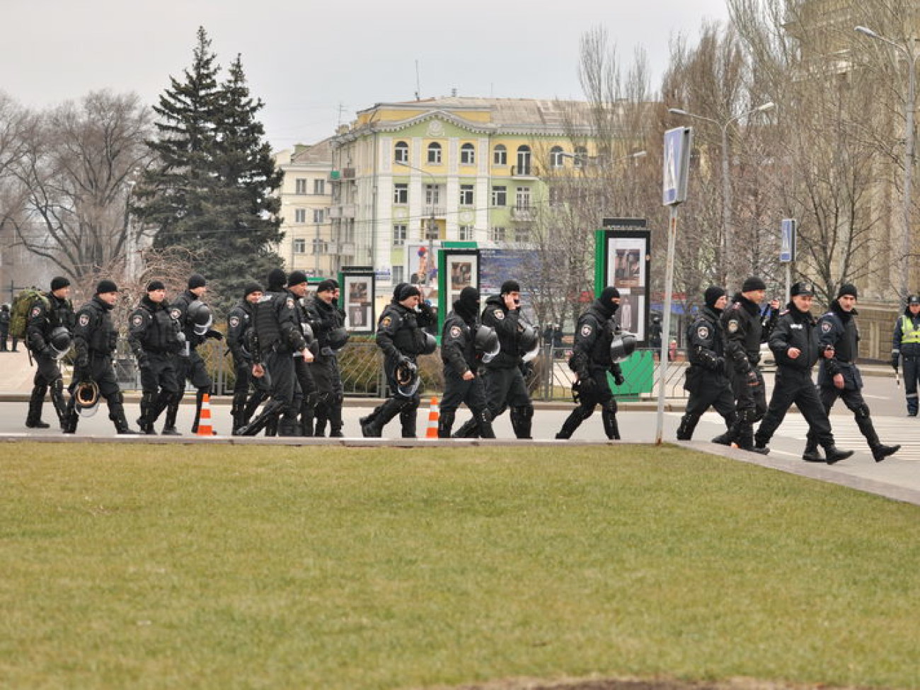 Донецкий облсовет охраняет милиция, 9 марта 2014г.