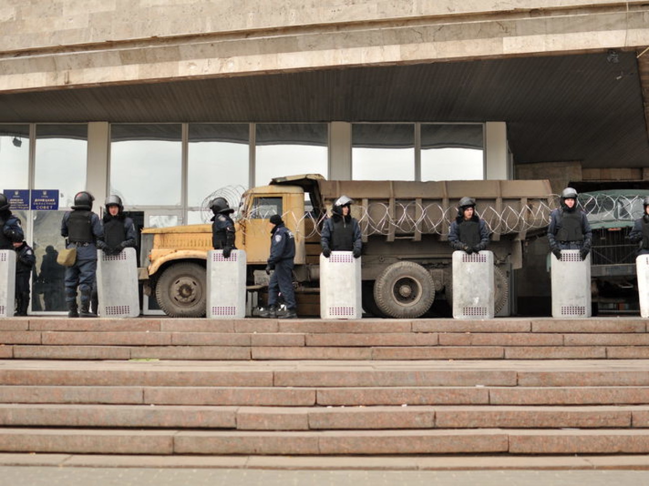 Донецкий облсовет охраняет милиция, 9 марта 2014г.