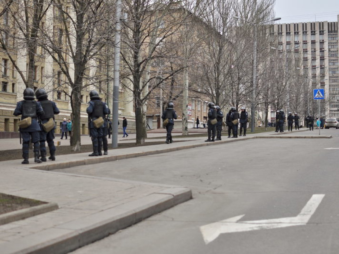 Донецкий облсовет охраняет милиция, 9 марта 2014г.