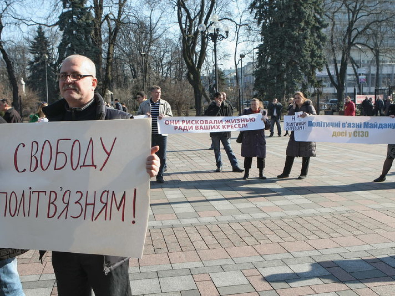 Под парламентом требовали освободить политзаключенных, 11 березня 2014г.