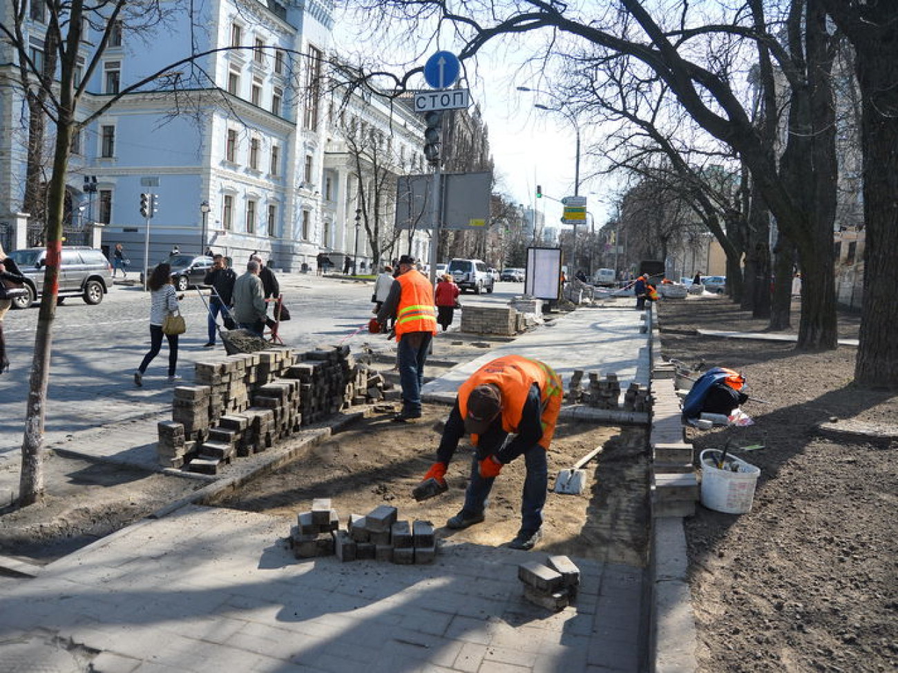 На Институтской восстанавливают брусчатку, 25 марта 2014г.