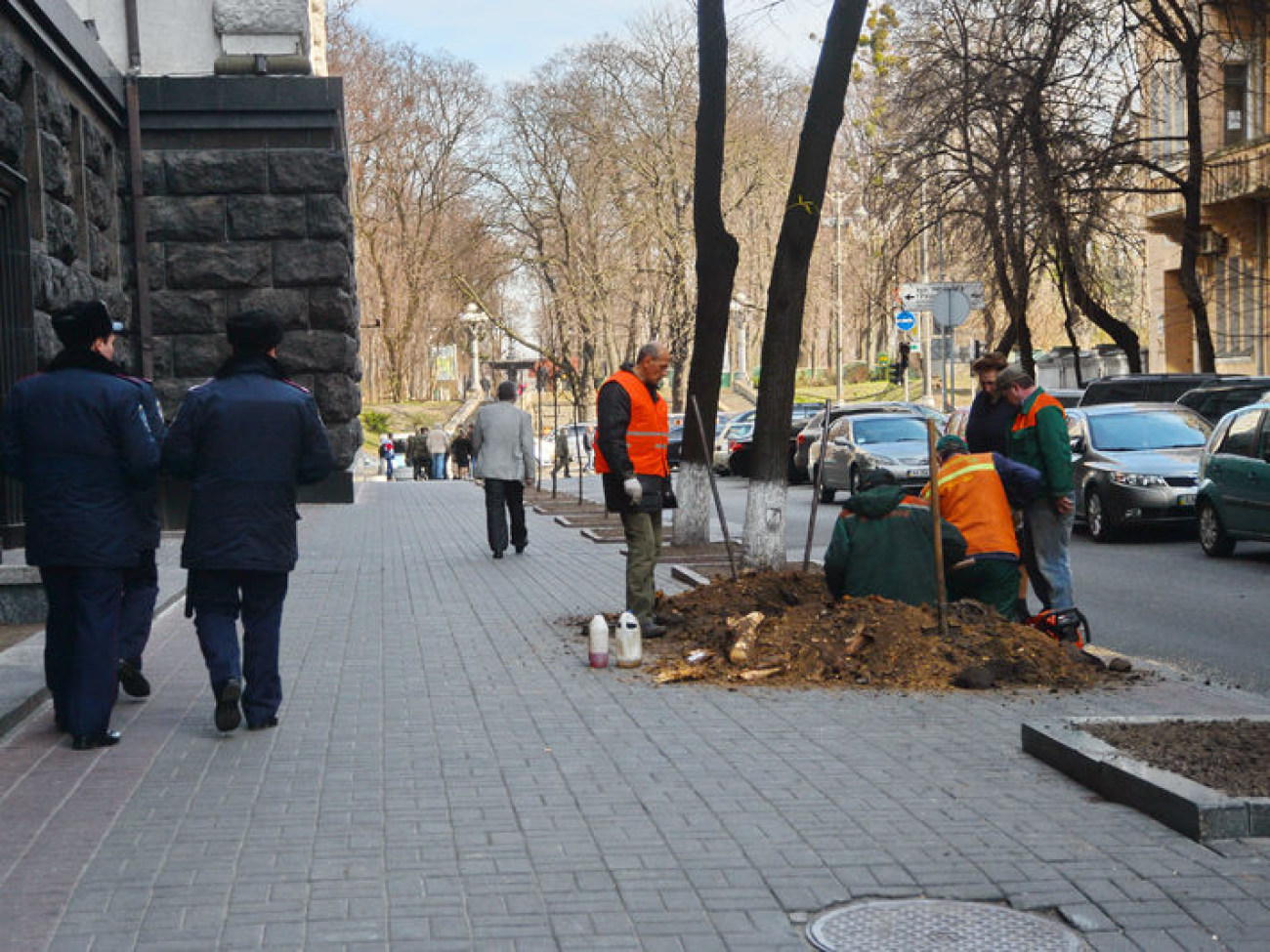 На Институтской восстанавливают брусчатку, 25 марта 2014г.