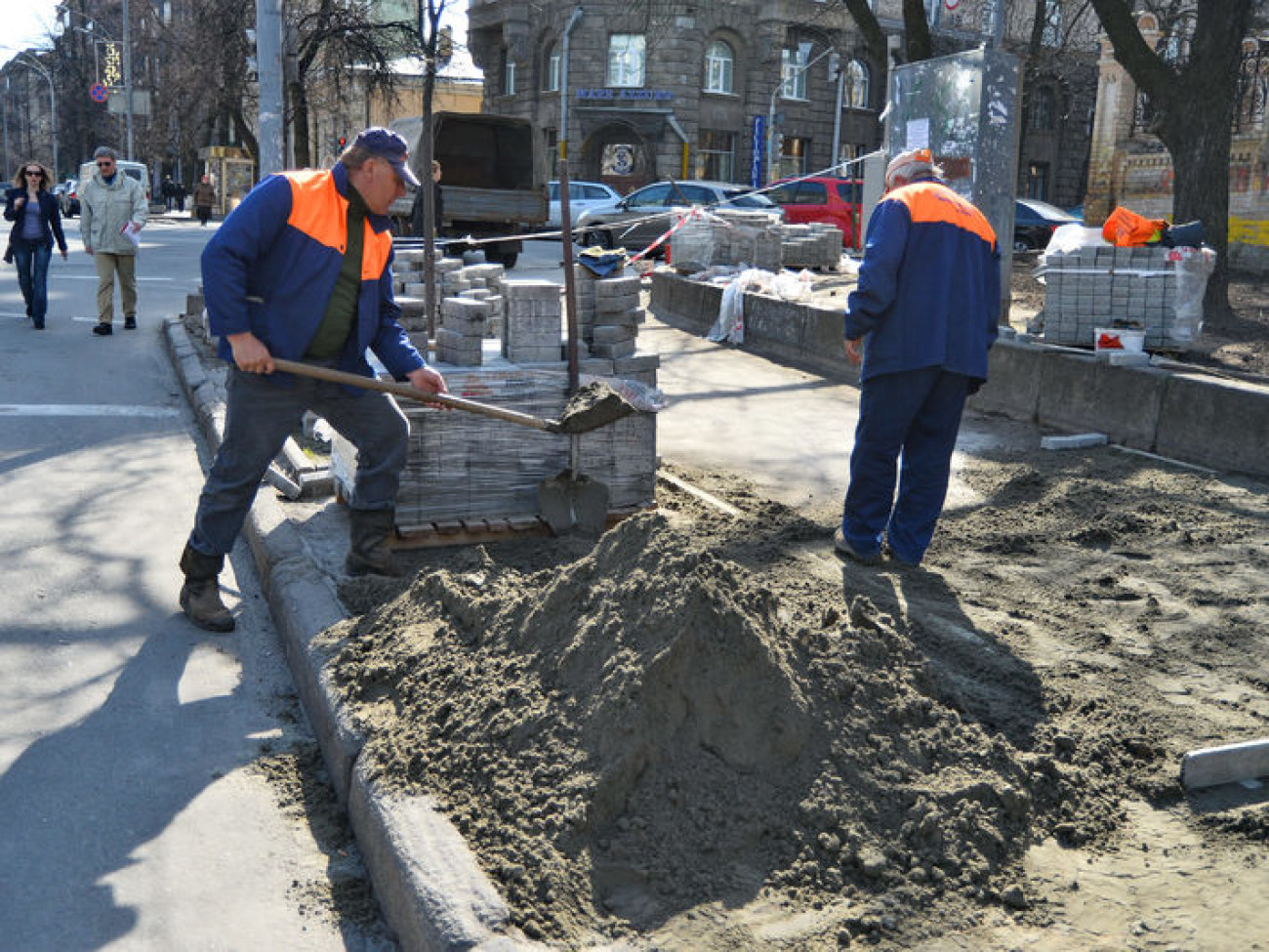 На Институтской восстанавливают брусчатку, 25 марта 2014г.