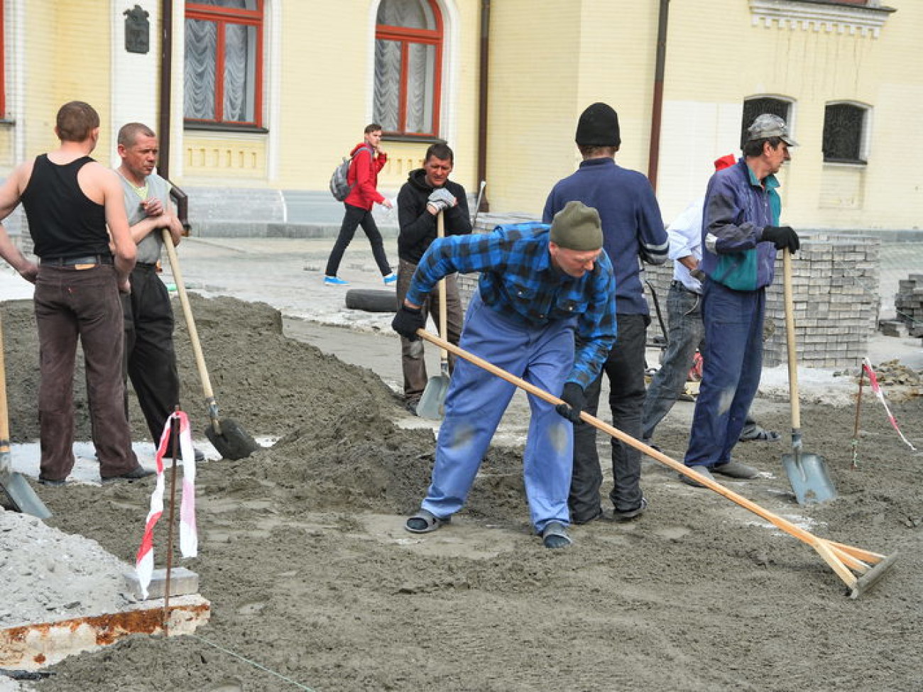 Восстановление Киева продолжается: с Дома профсоюзов сбивают плитку, а на Европейской площади ее кладут