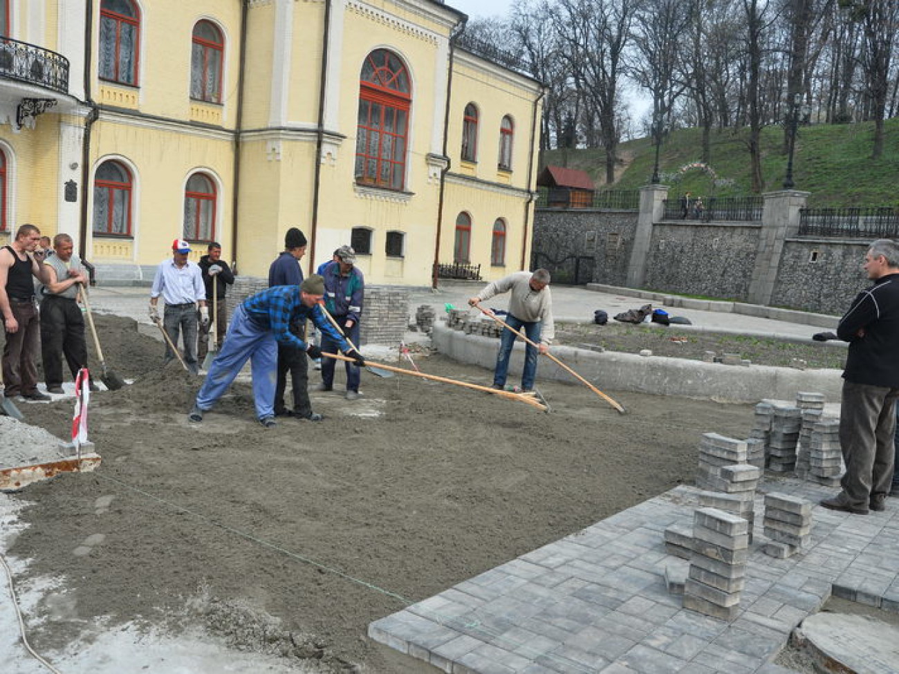 Восстановление Киева продолжается: с Дома профсоюзов сбивают плитку, а на Европейской площади ее кладут