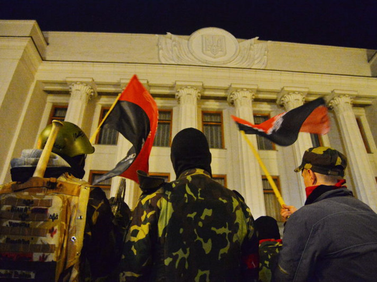 &#171;Правый сектор&#187; cимитировал штурм парламента, 27 марта 2014г .