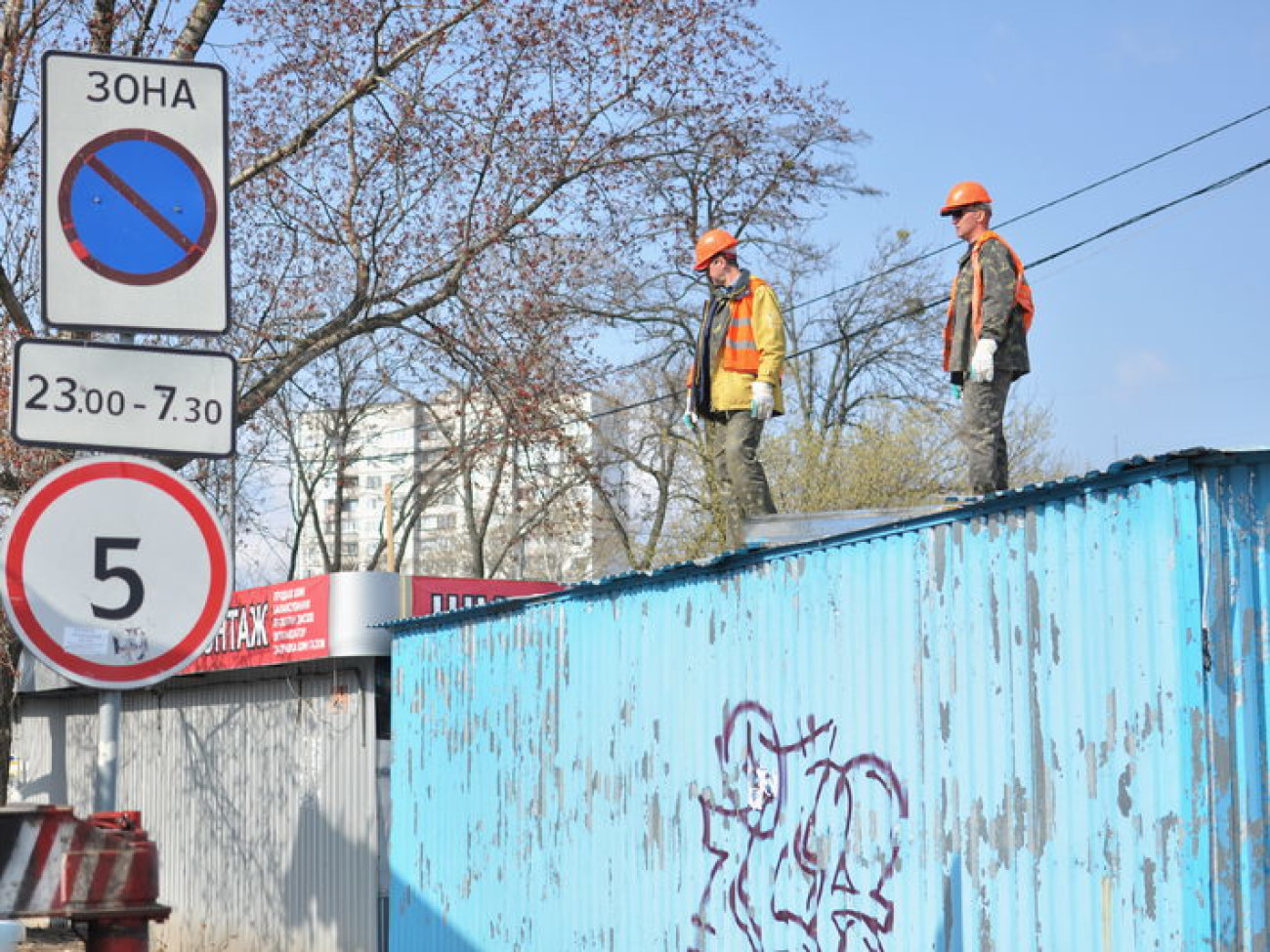 В Киеве демонтировали 10 незаконных киосков, 4 апреля 2014г.